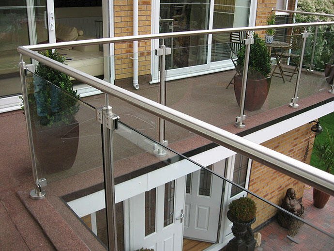Cầu thang lan can inox kính 4