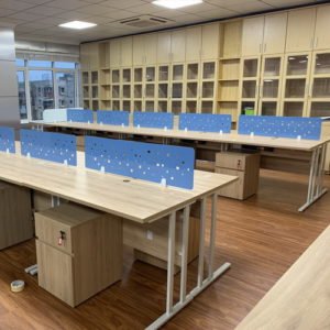 Bàn làm việc chân thép